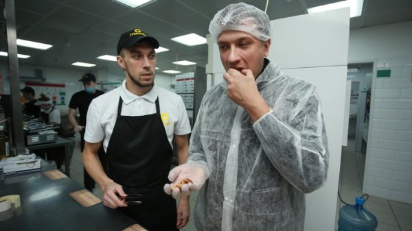 На кухне главного фастфуда Сибири: как выглядит работа "Грильницы" изнутри
