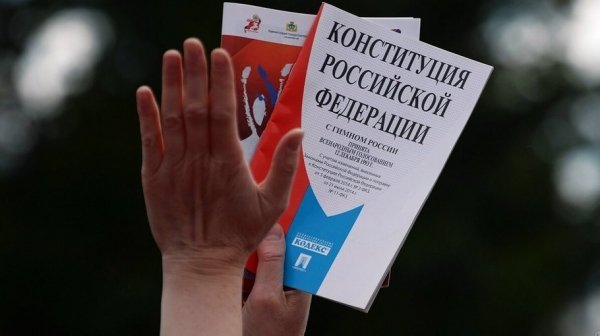 Почему Конституцию меняют не через референдум, и есть ли толк в петициях против поправок