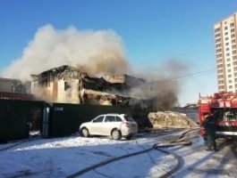 В старом городе сгорело административное здание (фото и видео)