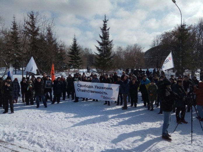 Акция в память о Борисе Немцове в Новосибирске собрала около сотни человек