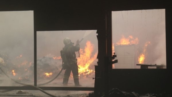 Сильный пожар произошел в Барнауле на улице Малахова
