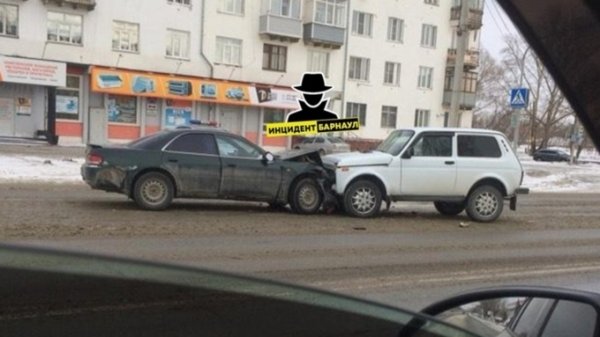 В Барнауле столкнулись два автомобиля