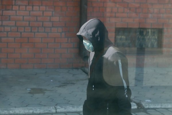 Без рукопожатий: барнаульцы начали носить маски и избегать контактов