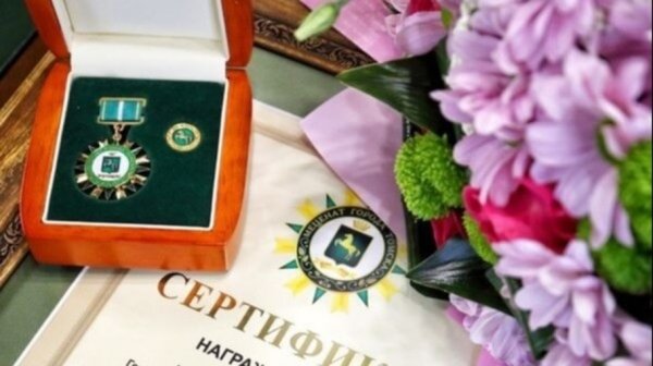 В медиа-среде ёрничают над мэром Томска, одаривающего жену наградами