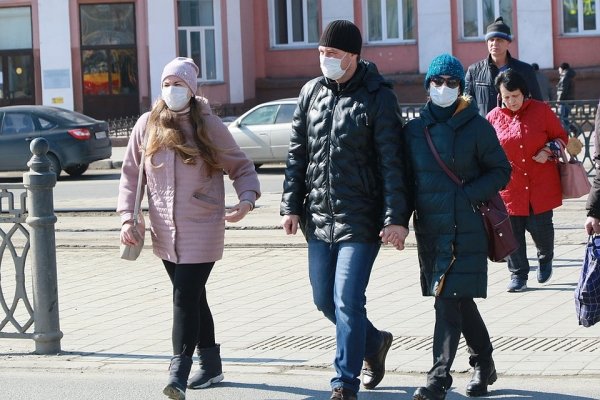 Без рукопожатий: барнаульцы начали носить маски и избегать контактов