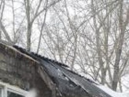 В Барнауле обрушилась крыша на аварийном жилом доме с людьми (фото)