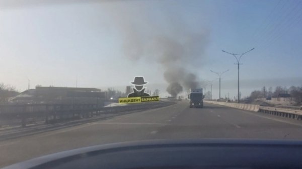 На барнаульской трассе загорелся автомобиль "Волга"