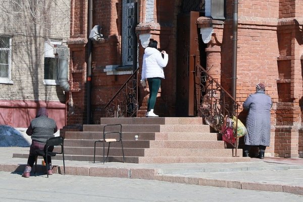 Без рукопожатий: барнаульцы начали носить маски и избегать контактов