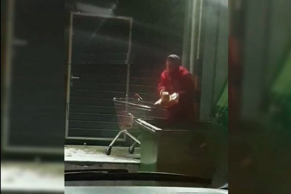 Мясо кусками и хлеб – на помойку: барнаульцев возмутило обращение сотрудницы магазина с продуктами