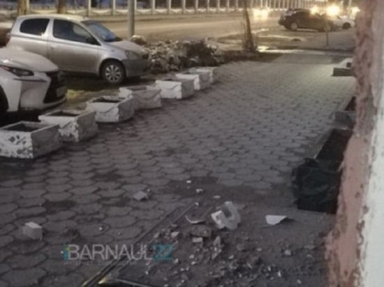 Кирпичи снова посыпались с барнаульской многоэтажки