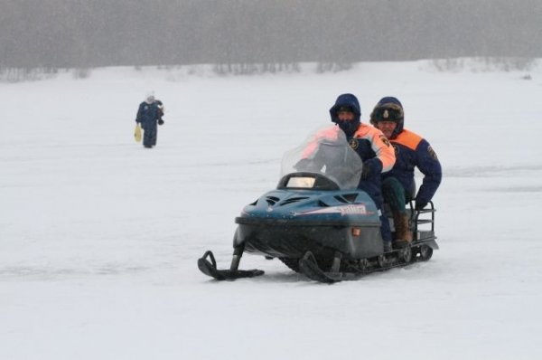 На Алтае спасатели доставили продукты в село, занесенное снегом