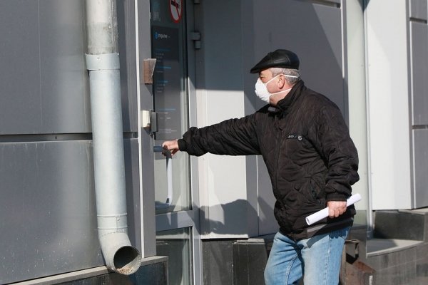 Без рукопожатий: барнаульцы начали носить маски и избегать контактов