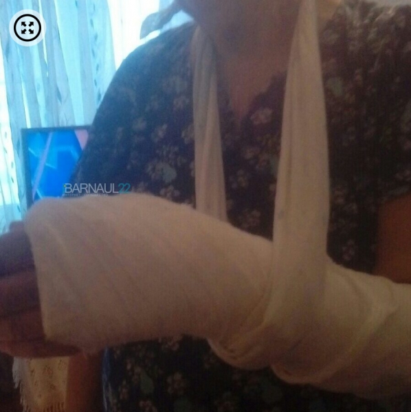 Соцсети: в Барнауле бабушка сломала руку, выпав из автобуса
