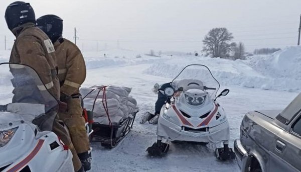 Алтайские спасатели доставляли продукты в занесенные снегом села