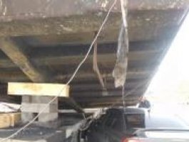 За Новым мостом иномарка подлезла под кузов БелАЗа