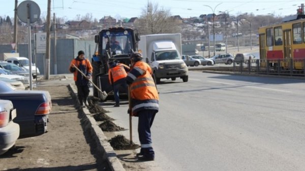 Барнаульские дорожники приступили к санитарной очистке улиц