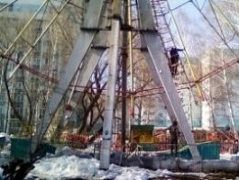 В парке "Изумрудный" начали разбирать колесо обозрения (фото)