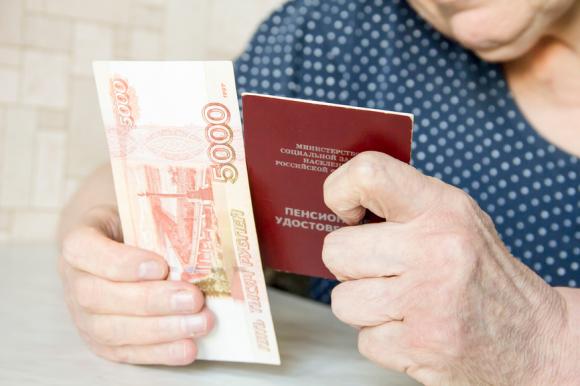 Путин попросил перечислить пенсионерам и военным разовые выплаты