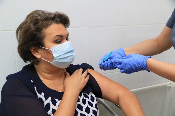Более тысячи жителей Алтайского края поставили повторную прививку от ковида