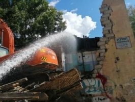 В Барнауле сносят аварийный дом по улице Восточной