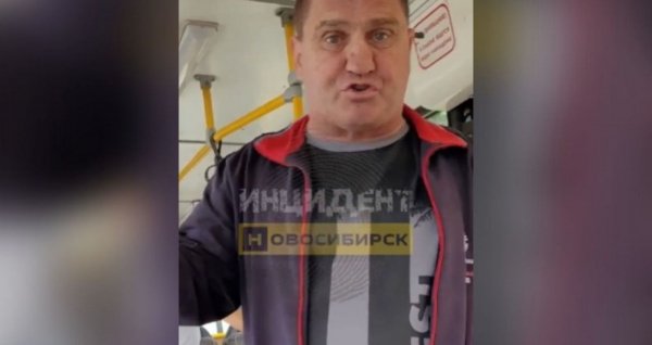 В Новосибирске водитель автобуса запер в салоне женщину с ребёнком, которому стало плохо