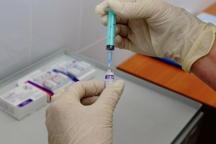Учителей в Хакасии обязали вакцинироваться от коронавируса под угрозой отстранения от работы