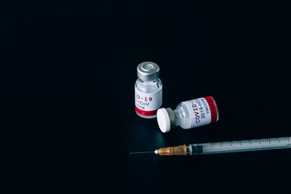 Более тысячи жителей Алтайского края поставили повторную прививку от ковида