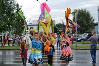 Барнаульский театр кукол устроил карнавальный парад в честь переезда в «сказочный» дом