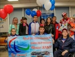 Алтайских паралимпийцев встретили в Барнауле цветами и фейерверком