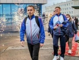 Алтайских паралимпийцев встретили в Барнауле цветами и фейерверком