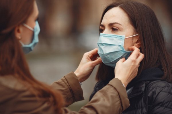 Эпидемиолог рассказал, когда можно будет снять медицинские маски