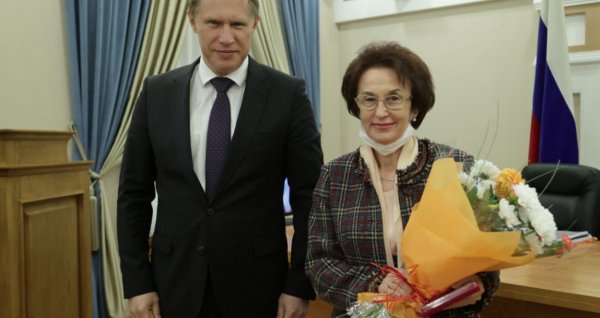 Министр здравоохранения России вручил награды алтайским медикам