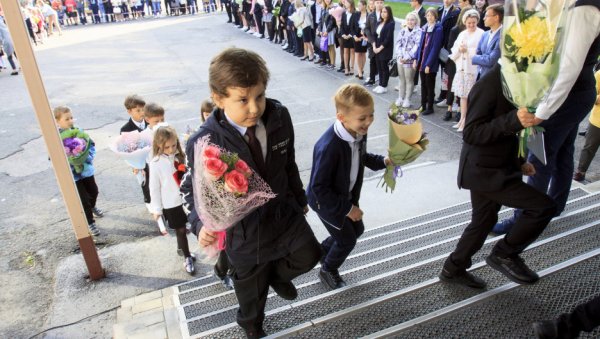 Юные и элегантные: как прошел День познаний в среди наиболее популярных школ Барнаула. Фоторепортаж altapress.ru