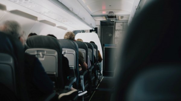 «Пилоты встали и ушли»: жительница Барнаула провела ночь в самолете в ожидании вылета
