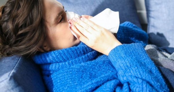 Роспотребнадзор рассказал, как отличить грипп от COVID-19