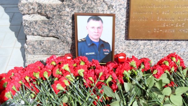 Спасатели на Алтае воем сирен и минутой молчания почтили память погибшего Евгения Зиничева