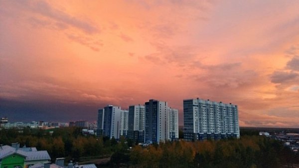 Такой день. Почти половина Барнаула без воды и розово-алый закат после дождливого дня