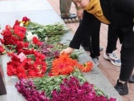В Барнауле возложили цветы в память о погибших в Перми