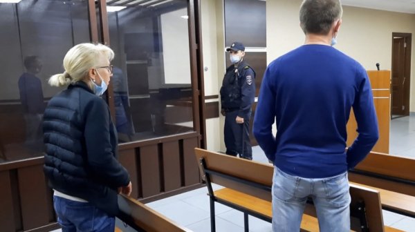 Жена экс-вице-мэра Барнаула Демина обматерила суд после оглашения приговора супругу