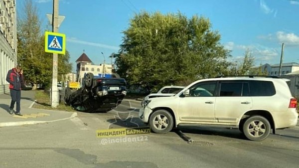 Автомобилистка насмерть задавила пешехода, который шел по дороге под Барнаулом