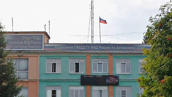 Барнаульские автополицейские объяснили огромные очереди в ГИБДД