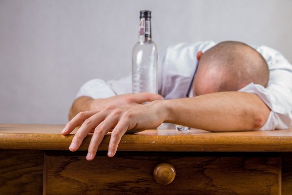 Более тысячи жителей Алтая отравились контрафактным алкоголем в 2021 году