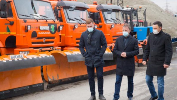Глава Барнаула осмотрел армаду снегоуборочных машин, ожидающую первых сугробов на улицах