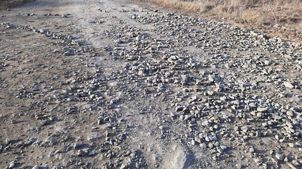"На авто по камням". Жители Алтайского села пожаловались на состояние дороги после ремонта