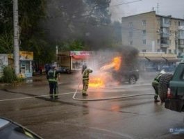 На улице Юрина сгорел внедорожник