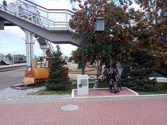 На ж/д вокзале Рубцовска появился памятник первому пассажиру