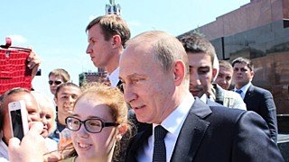 Пел "Битлз", защищал слабых. Школьный друг Путина рассказал о детстве президента