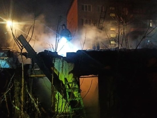 В Барнауле горел хозкорпус на 80 квадратных метрах