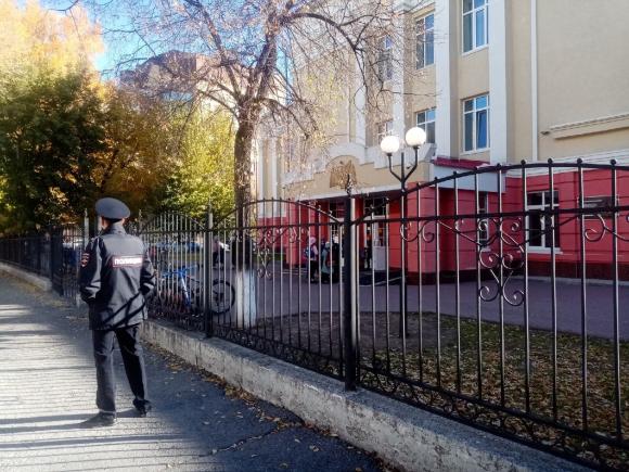 В Барнауле охраняют учебные заведения из-за тревожных сообщений