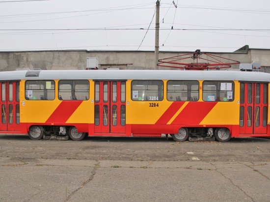 В Барнауле выпустили  на линию обновленный трамвай